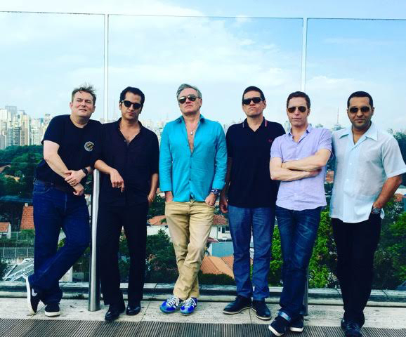 morrissey_and_band_in_brazil_22_november_2015