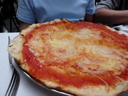 rome-montecarlo-cipolla-pizza.jpg
